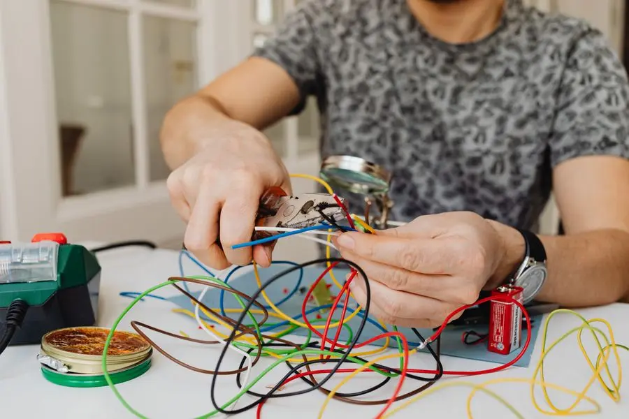 Mains coupant des câbles électriques à la pince
