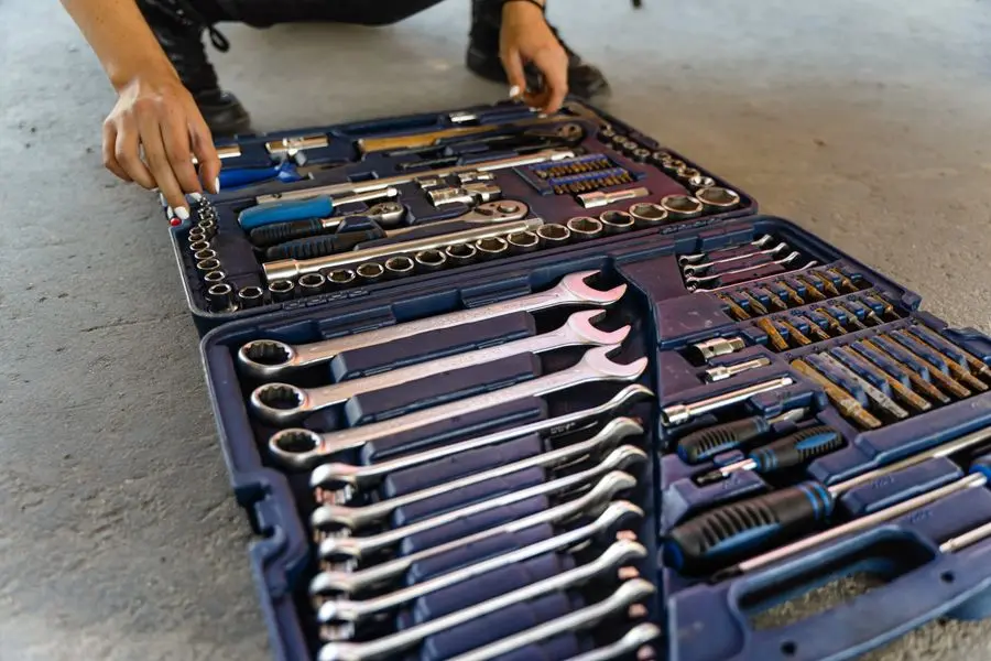 Caisse à outils ouverte posée au sol