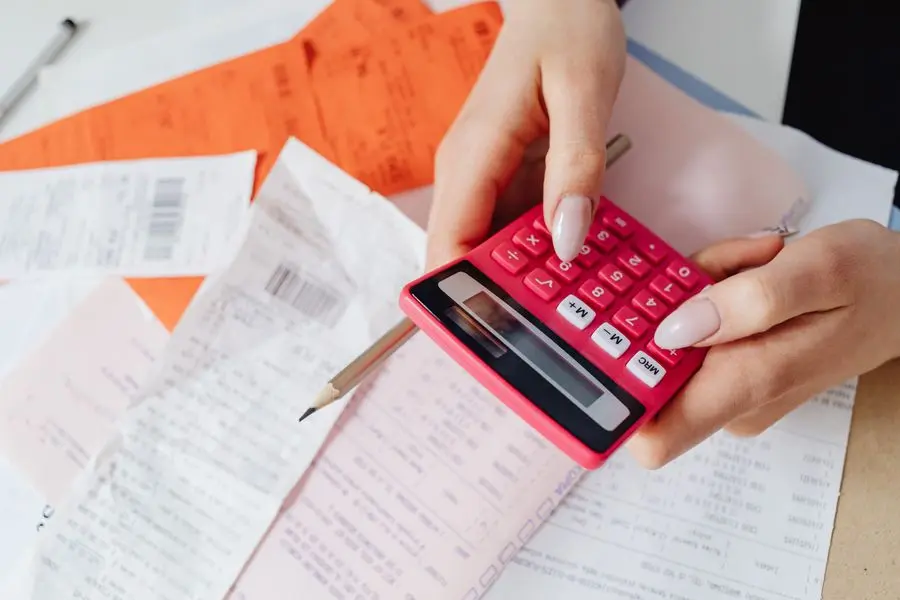 Calculatrice et factures sur un bureau