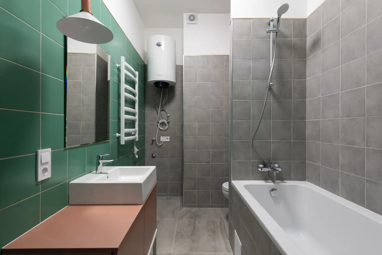 Salle de bain avec chauffe-eau électrique mural et sèche-serviettes