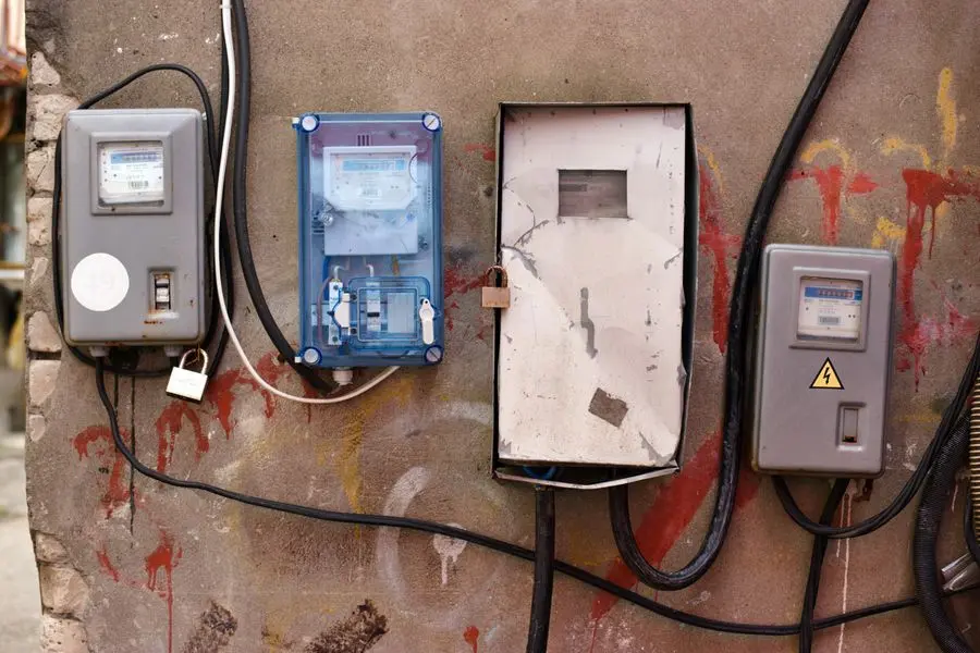 Compteurs et coffrets électriques sur un mur