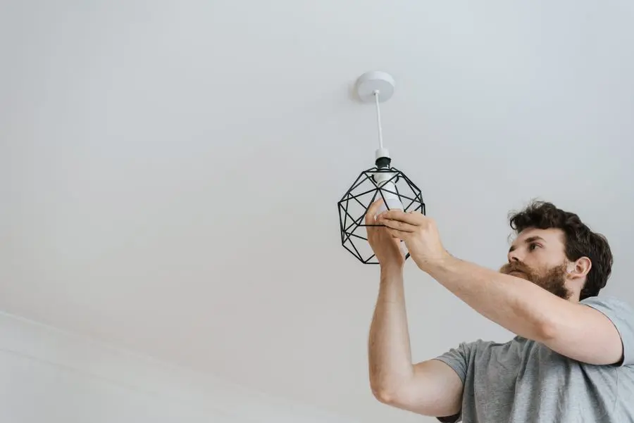 Pose d'une suspension lumineuse au plafond