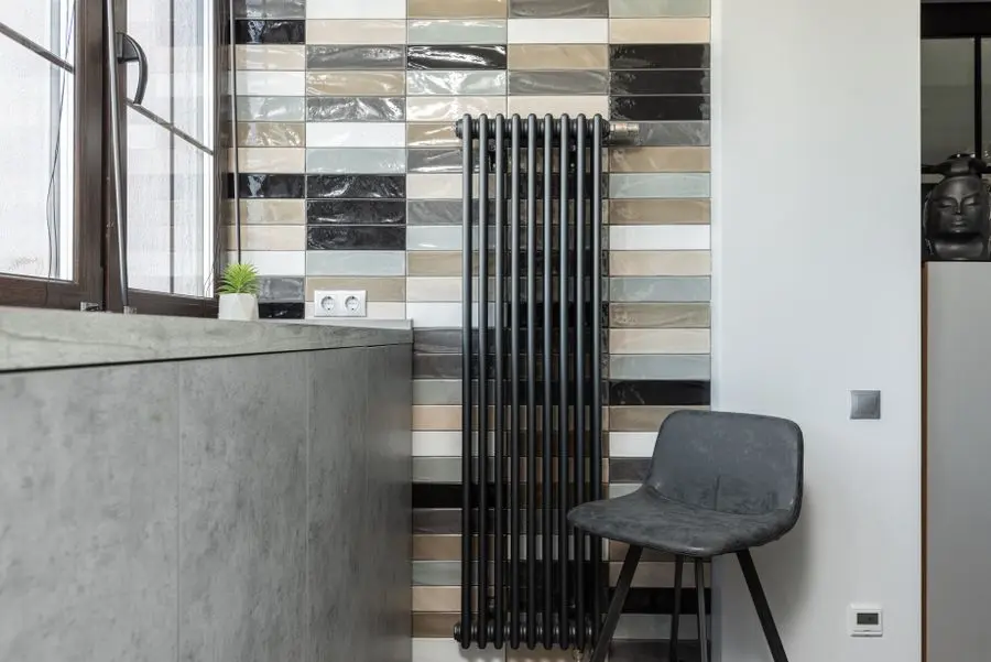 Radiateur vertical dans une pièce à vivre