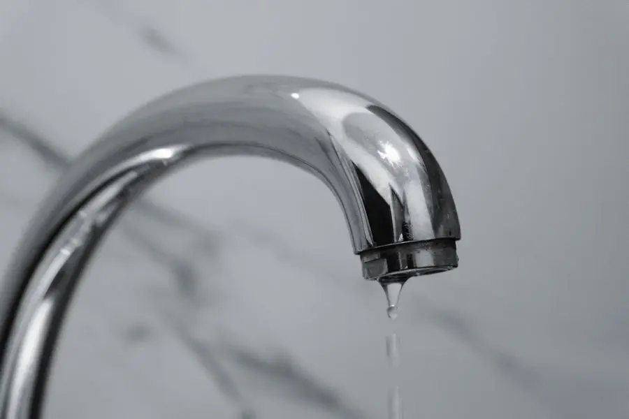 Robinet chromé qui goutte